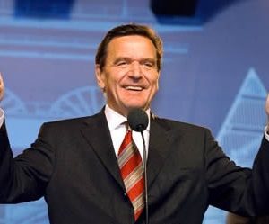 Gerhard Schröder mit erhobenen Daumen am 22. 09. 02