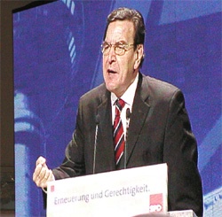 Rede von Gerhard Schröder während des Parteitages in Berlin am 20. 10. 02