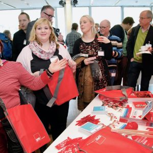 Informationsstand mit Flyern, Taschen und Heften der SPD