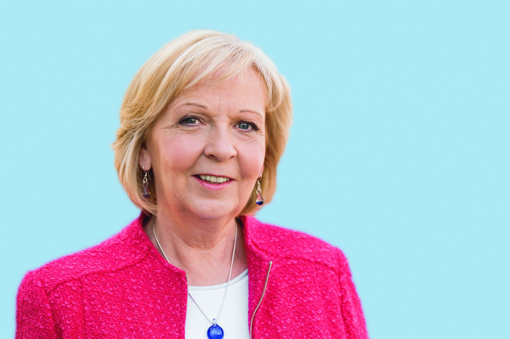 Hannelore Kraft vor einem neutralen Hintergrund