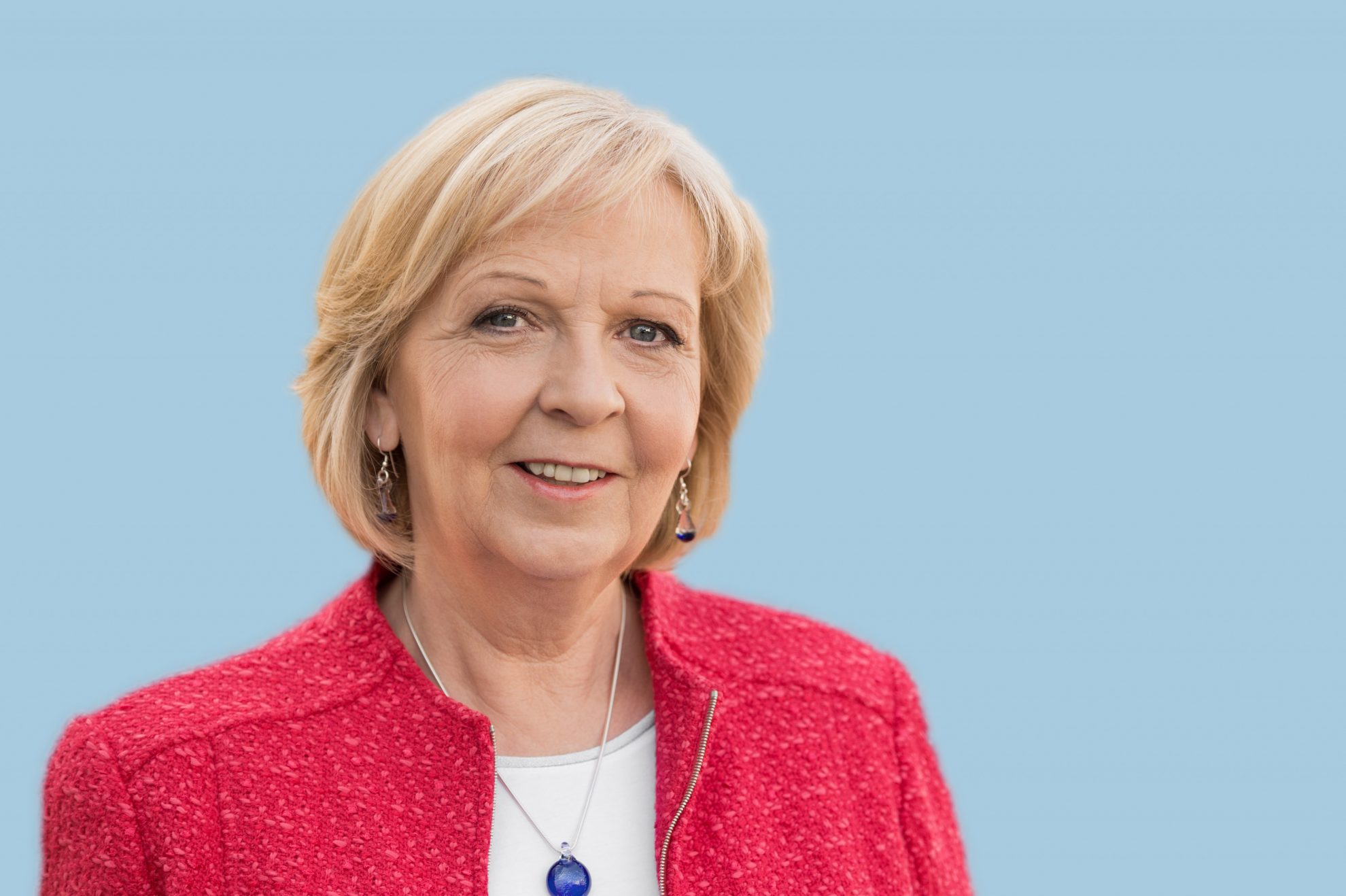 Porträtfoto von Hannelore Kraft vor neutralem Hintergrund