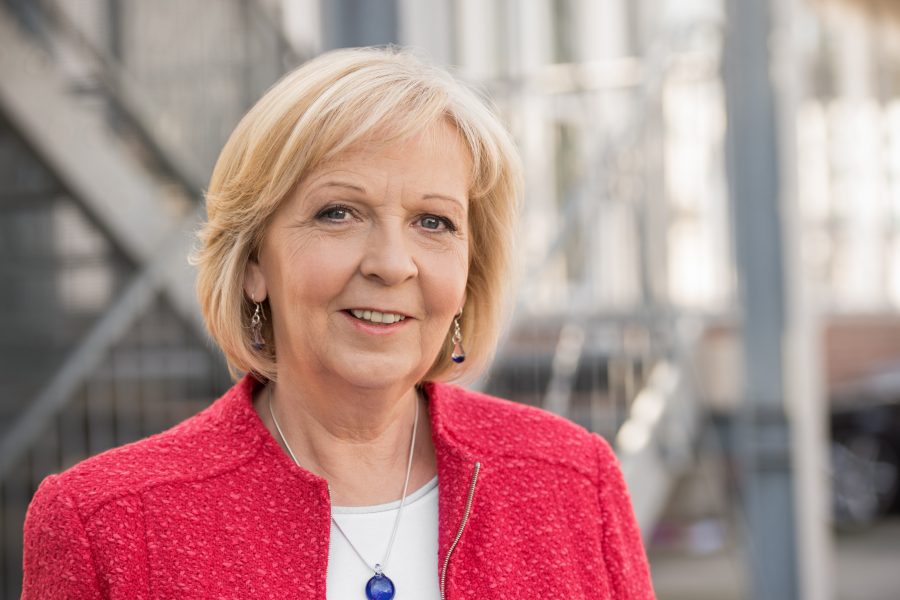 Portrait von Hannelore Kraft vor einem Treppengeländer