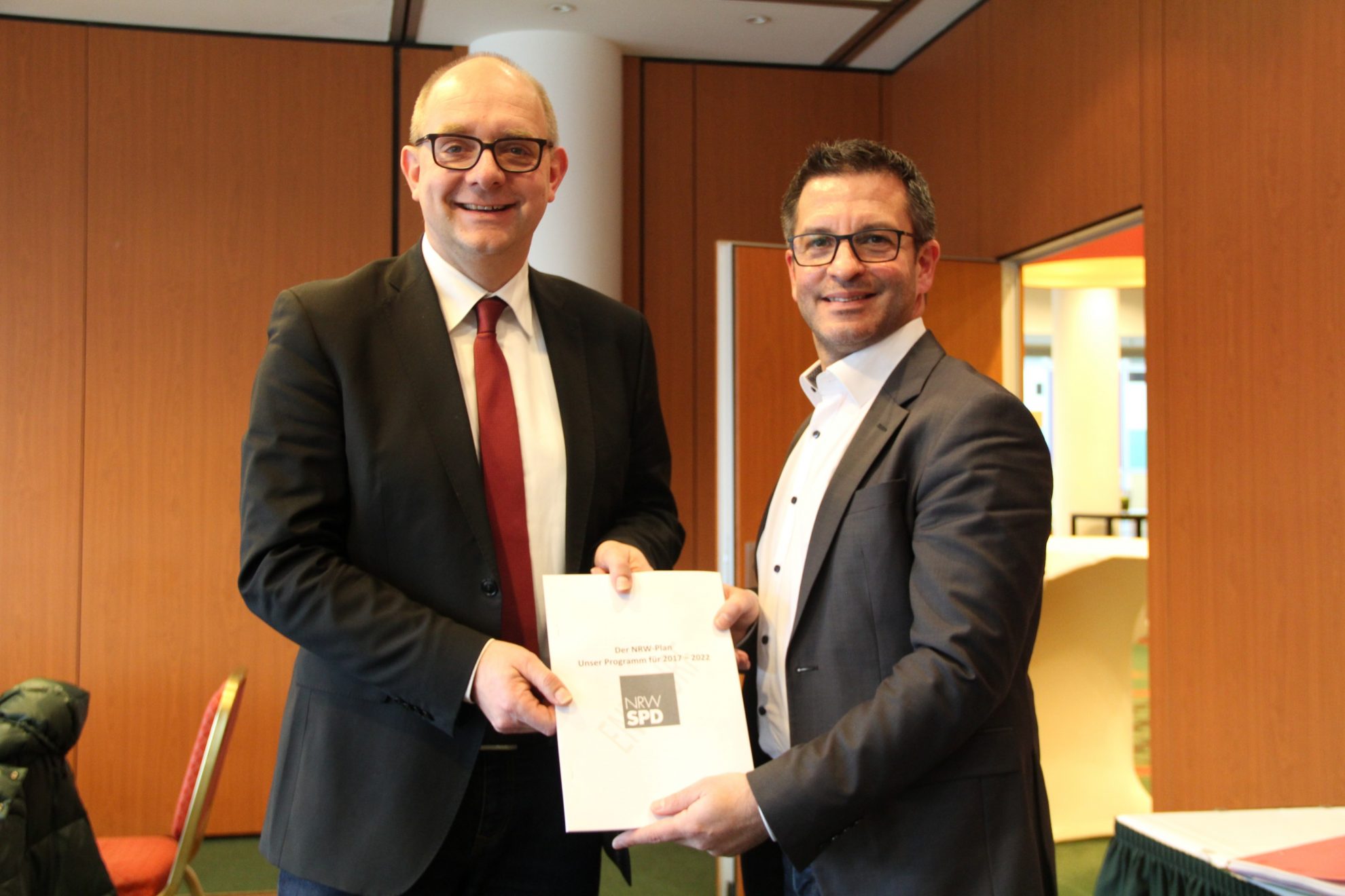 Andre Stinka und Marc Herter halten gemeinsam den NRW-Plan