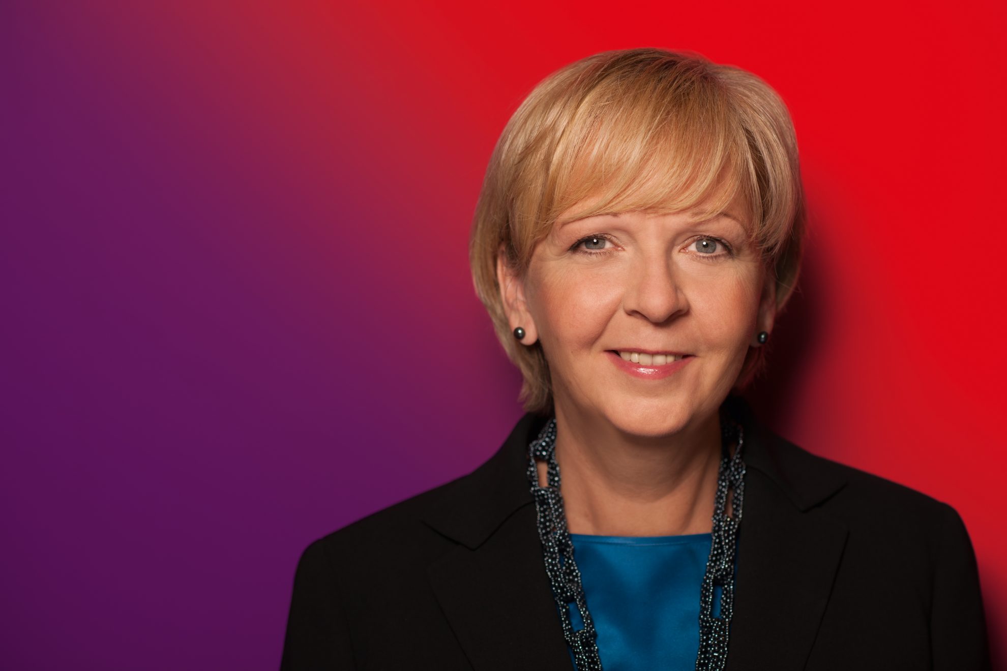 Portrait von Hannelore Kraft vor rot-purpurnem Farbverlauf