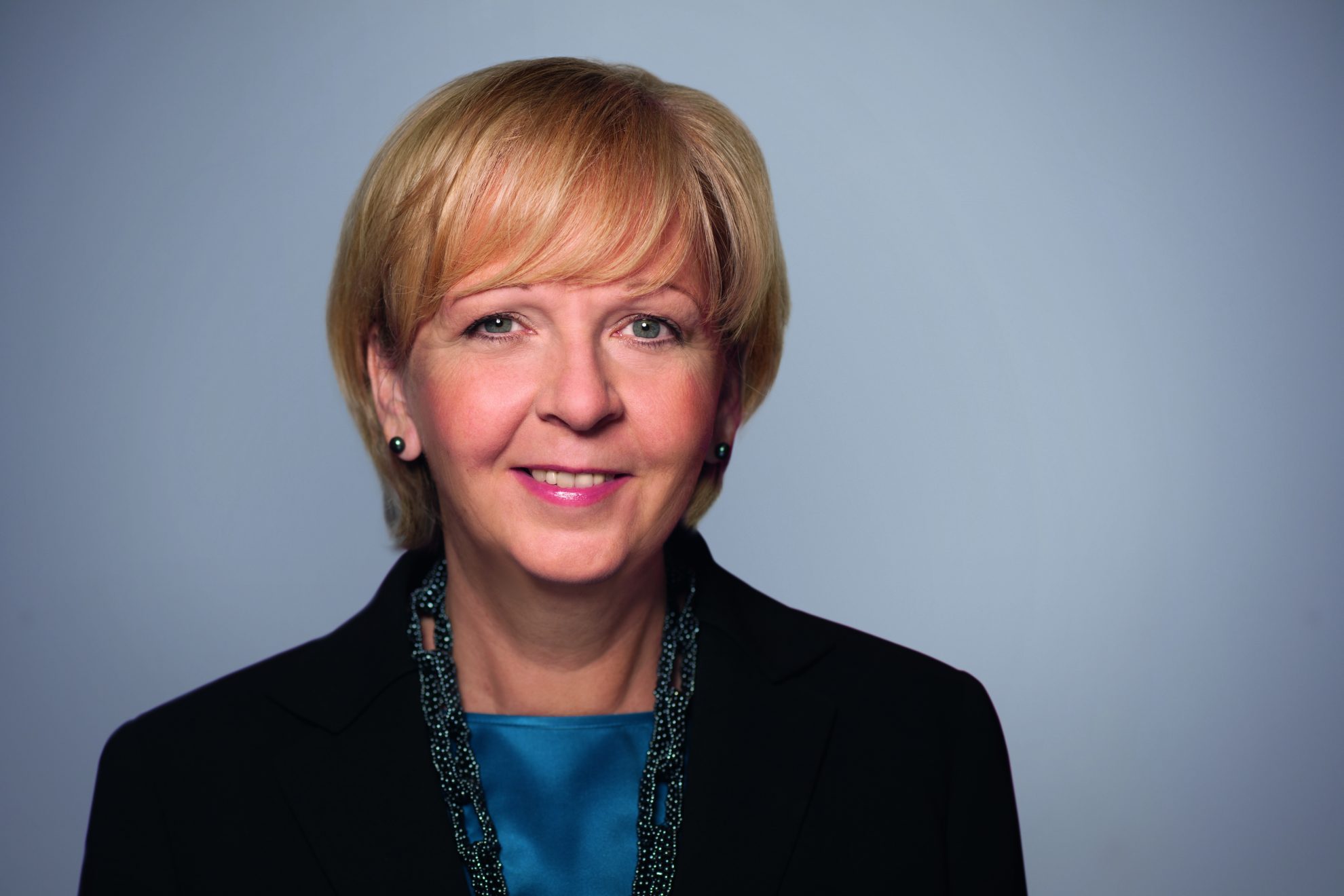 Portrait von Hannelore Kraft vor grauem Hintergrund