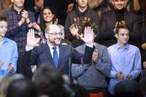 Martin Schulz lächelnd bei einer Wahlkampfrede
