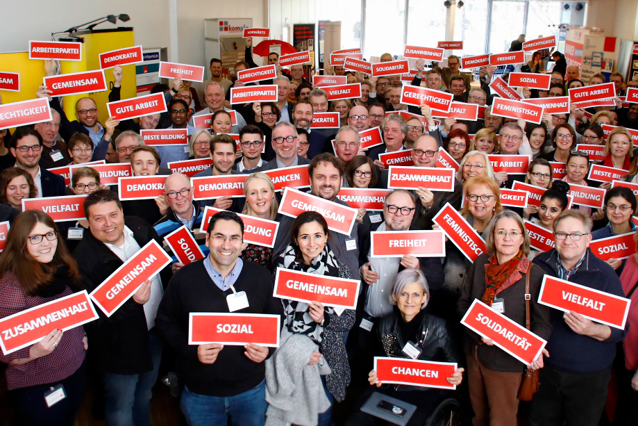 Teilnehmer der Wahlkampfwerkstatt in Oberhausen halten Zettel mit Aufschriften wie "gemeinsam, sozial, Chancen, Vielfalt, Zusammenhalt" hoch