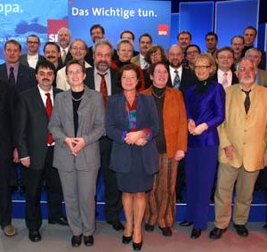Gruppenbild der NRW-Kandidatinnen und Kandidaten während der Europadelegiertenkoferenz am 16. 11. 03 in Bochum