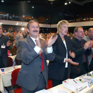 Applaus der NRW-Delegation während des Bundesparteitages in Bochum am 19. 11. 03