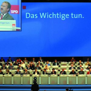 Rede von Harald Schartau auf der Monitorwand während des Bundesparteitages in Bochum am 19. 11. 03