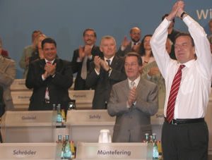 Gerhard Schröder in Siegerpose am 02. 06. 02
