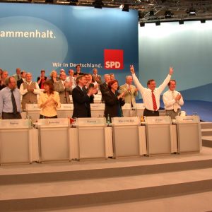 Gerhard Schröder mit erhobenen Armen nach seiner Rede am 02. 06. 02