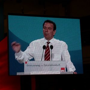 Gerhard Schröder, Monitorbild seiner Rede am 02. 06. 02