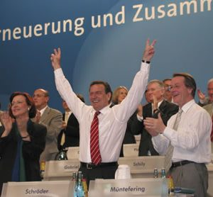 Gerhard Schröder mit erhobenen Armen nach seiner Rede am 02. 06. 02