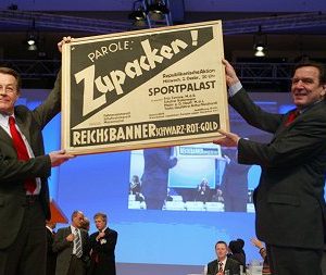 Gerhard Schröder überreichte seinem Nachfolger Franz Müntefering ein Plakat des Reichsbanners Schwarz-Rot-Gold mit der Parole "Zupacken“.