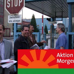 Harald Schartau verteilt Flugblätter vor Banner Aktion Morgenröte am 17. 06. 02