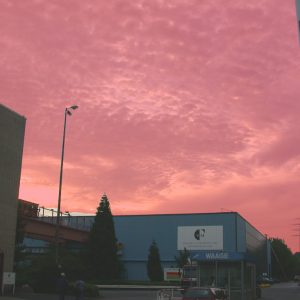 Morgenröte vor dem Gebäude Mannesmann am 17. 06. 02