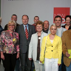 Ministerpräsident Peer Steinbrück zusammen mit aktiven Kommunalwahlkämpfern