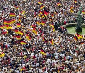 Fußballfans mit Deutschlandfahnen während der Weltmeisterschaft 2002