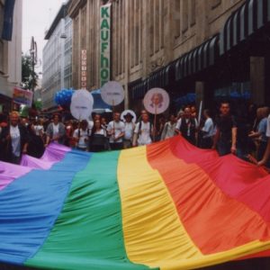 CSD 2002 Menge mit Fahne