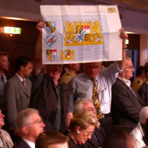 Zuschauer halten Plakat mit Bayernwappen während des CDU Landesparteitages in Siegen am 06. 07. 02 in die Höhe