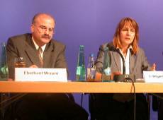 Prof. Menzel und Bundesbildungsministerin Edelgard Bulmahn am 15. 07. 02