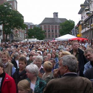 Publikum auf dem Marktplatz am 24. 07. 02