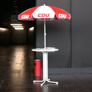 Wahlkampfauftakt der CDU in Düsseldorf, Tisch mit Schirm am 01. 09. 02