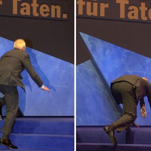Stoiber stolpert beim Betreten der Bühne am 01. 09. 02