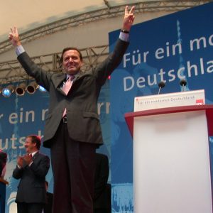 Gerhard Schröder mit ausgestreckten Armen und Victoryzeichen am 02. 09. 02