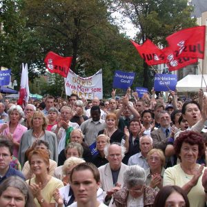 Publikum während der SPD- Kundgebung in Köln am 09. 09. 02