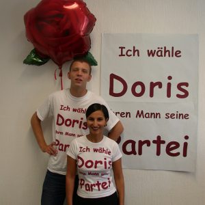Paar mit T-Shirts Ich wähle Doris ihren Mann seine Partei