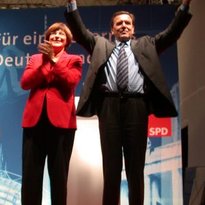 Ulla Schmidt und Gerhard Schröder während der Wahlkampfveranstaltung in Aachen am 13. 09. 02