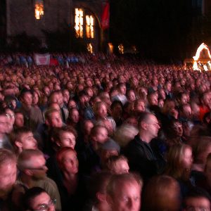 Publikum während der Wahlkampfveranstaltung in Aachen am 13. 09. 02