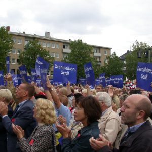 Publikum während der Wahlkampfveranstaltung in Gelsenkirchen am 17. 09. 02