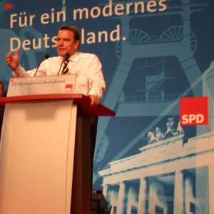 Rede von Gerhard Schröder während der Wahlkampfveranstaltung in Bielefeld am 19. 09. 02