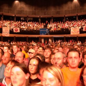 Publikum während der Wahlkampfveranstaltung in Bielefeld am 19. 09. 02