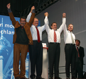 Gerhard Schröder, Göran Person, Wolfgang Clement und Günther Grass während der Wahlkampfveranstaltung in Dortmund am 20. 09. 02