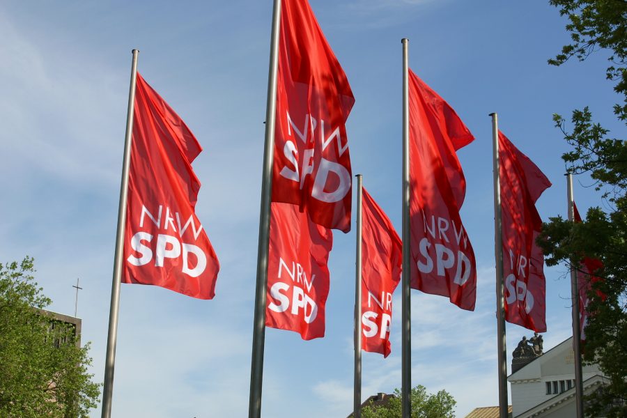 Fahnen der NRWSPD in Duisburg