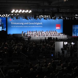 Totalansicht des Podiums des Parteitages in Berlin am 20. 10. 02