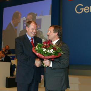 Harald Schartau gratuliert Peer Steinbrück während des Landesparteitages am 02. 11. 02