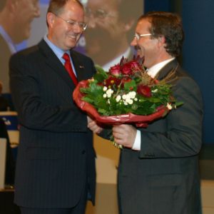 Harald Schartau gratuliert Peer Steinbrück während des Landesparteitages am 02. 11. 02