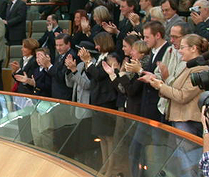 Applaus nach Rede von Wolfgang Clement im Düsseldorfer Landtag am 06. 11. 02