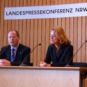 Peer Steinbrück während der Landespressekonferenz am 12. 11. 02