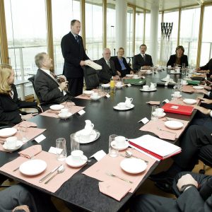 Versammeltes Düsseldorfer Kabinett am Kabinettstisch am 12. 11. 02