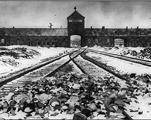 Schwarz Weis-Bild vom Konzentrationslager Auschwitz