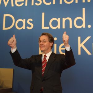 Franz Müntefering mit erhobenen Daumen während der Landesdelegiertenkonferenz am 16. 03. 02 in Düsseldorf