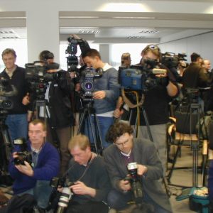 Versammelte Pressevertreter am 15. 03. 02