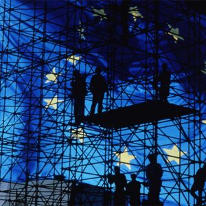 Europafahne vor Baugerüst