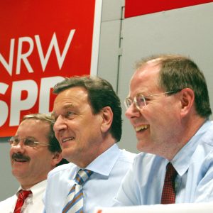 Harald Schartau, Gerhard Schröder und Peer Steinbrück im Podium während der Gelsenkirchener Gespräche am 28. 03. 03